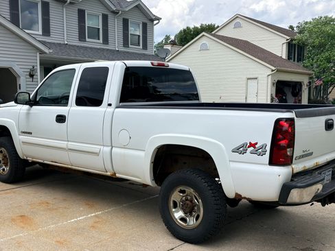 Used 2006 Chevrolet Silverado 2500 LT w/ Snow Plow Prep Package AWD/4WD image 4