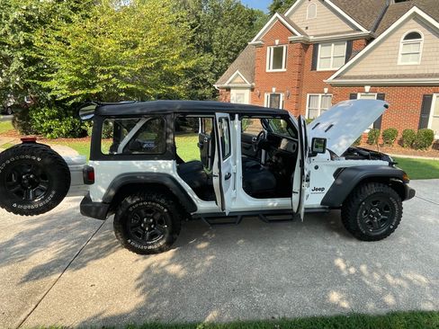 Used 2025 Jeep Wrangler Unlimited Sport AWD/4WD image 23