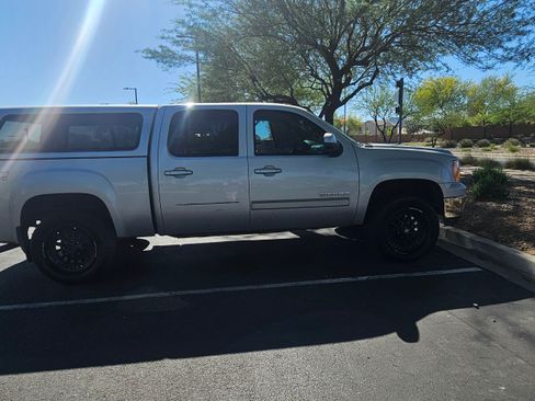 Used 2011 GMC Sierra 1500 SLT w/ SLT Convenience Package AWD/4WD image 2