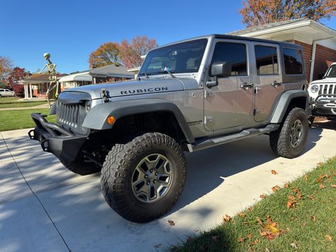 Used 2015 Jeep Wrangler Unlimited Rubicon w/ Connectivity Group image 9