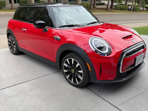 Used 2024 MINI Cooper SE image 2