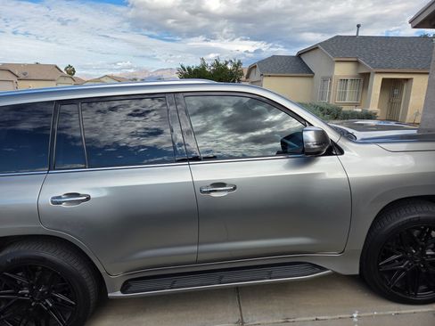 Used 2019 Lexus LX 570 4WD w/ Luxury Package image 2