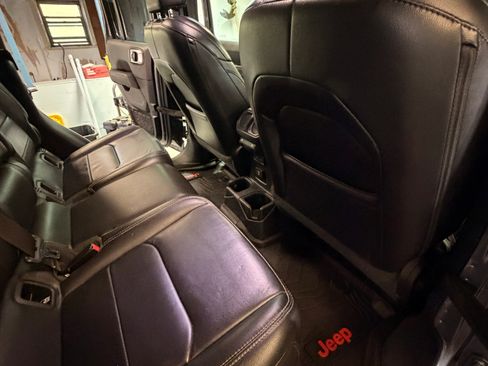 Used 2020 Jeep Gladiator Overland AWD/4WD image 16