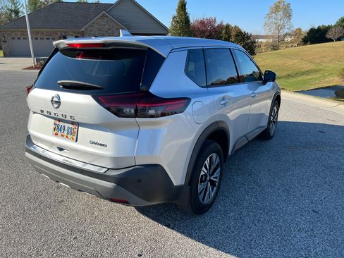 Used 2021 Nissan Rogue SV image 4
