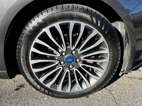 Used 2017 Ford Fusion SE w/ Fusion SE Technology Package image 4