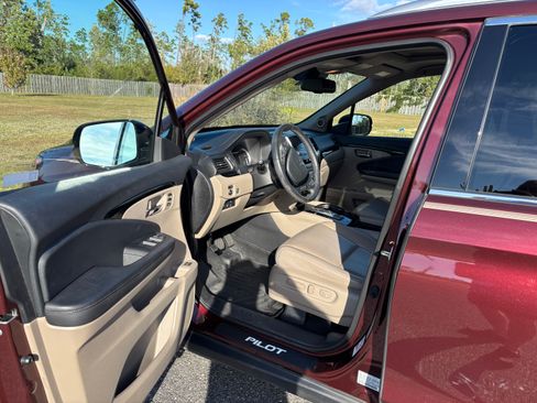 Used 2018 Honda Pilot Touring image 9