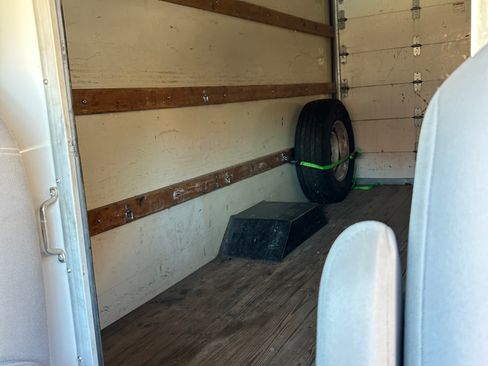 Used 2010 Ford E-350 and Econoline 350 Super Duty image 9