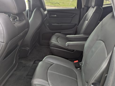Used 2017 Chevrolet Traverse LT image 2