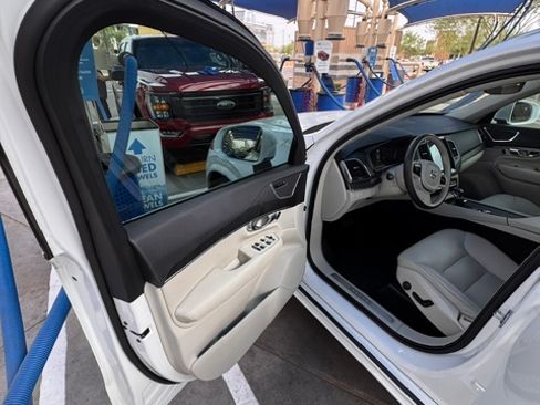 Used 2020 Volvo XC90 T6 Momentum w/ Protection Package Premier AWD/4WD image 2