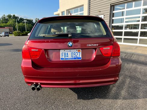 Used 2012 BMW 328i xDrive Wagon AWD/4WD image 5