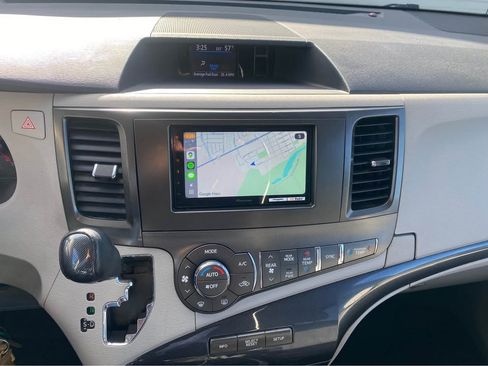 Used 2012 Toyota Sienna SE image 2