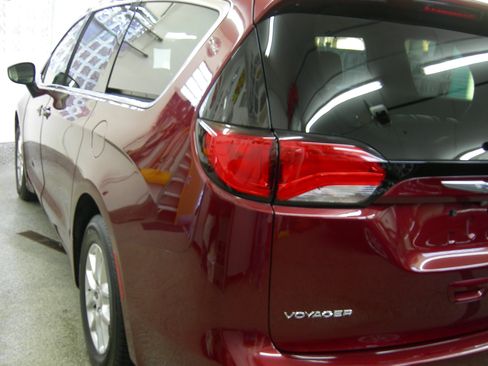 Used 2020 Chrysler Voyager Lxi image 5