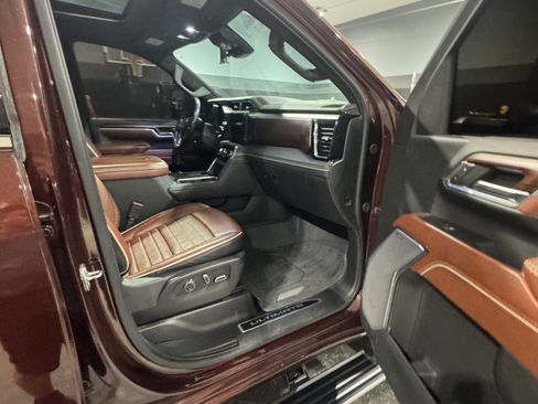 Used 2024 GMC Sierra 3500 Denali Ultimate AWD/4WD image 2
