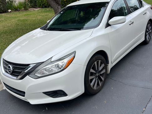 Used 2016 Nissan Altima 2.5 SV image 2