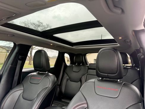 Used 2019 Jeep Cherokee Trailhawk image 11