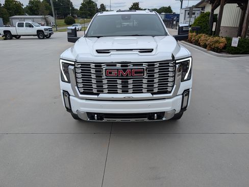 Used 2025 GMC Sierra 2500 Denali image 4