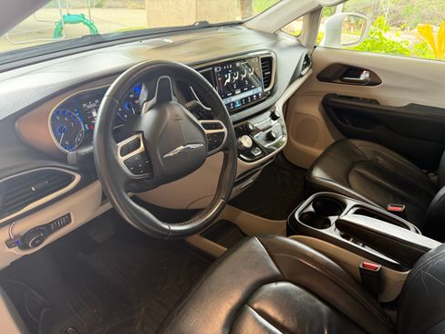 Used 2017 Chrysler Pacifica Touring-L image 17