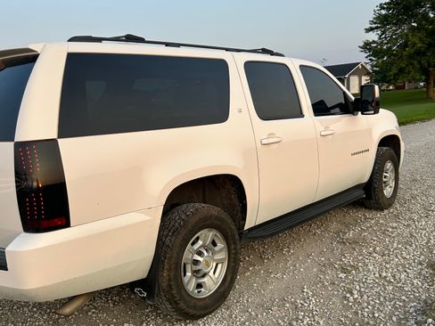 Used 2009 Chevrolet Suburban 2500 LT w/ Luxury Package AWD/4WD image 2