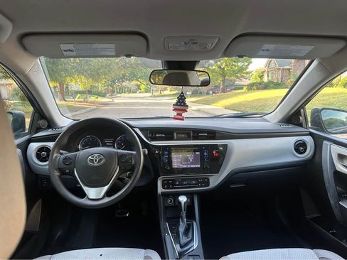Used 2018 Toyota Corolla LE image 2