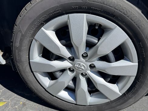 Used 2016 Toyota Corolla LE image 19