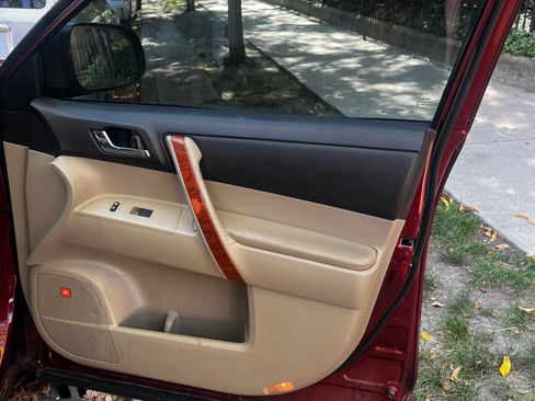 Used 2010 Toyota Highlander Limited image 32