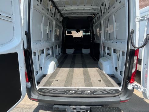 Used 2023 Mercedes-Benz Sprinter 1500 image 2