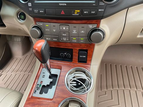 Used 2010 Toyota Highlander Limited image 25