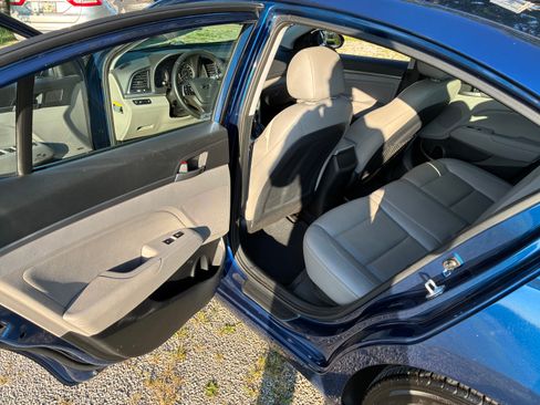 Used 2017 Hyundai Elantra Limited w/ Limited Tech Package 04 FWD image 15