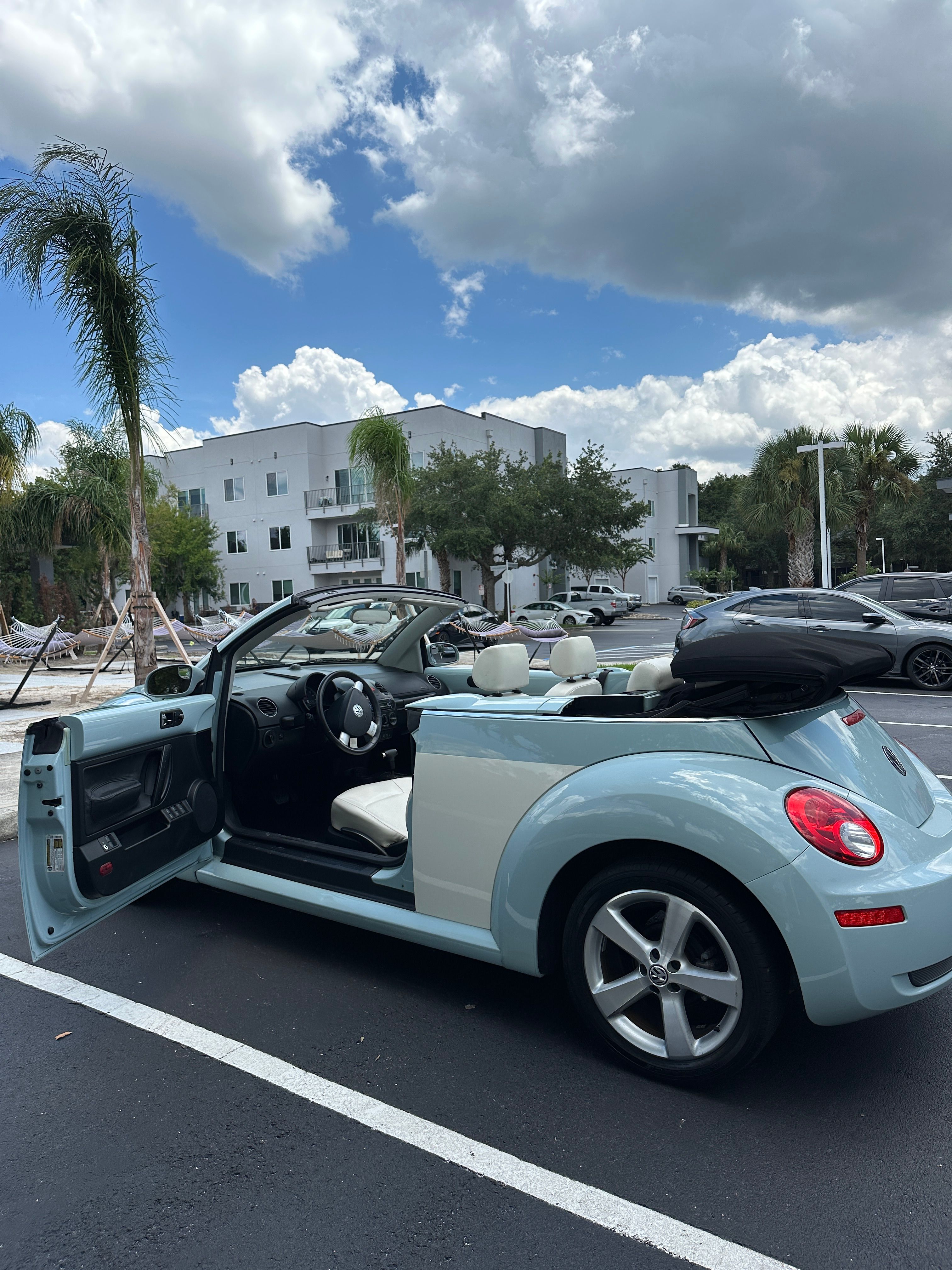 Used 2010 Volkswagen Beetle Final Edition FWD image 9