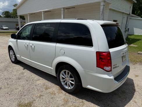Used 2019 Dodge Grand Caravan SXT FWD image 4