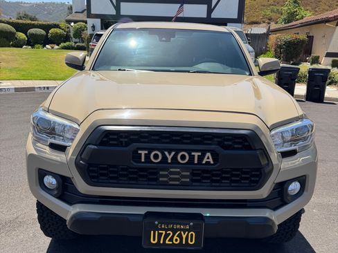 Used 2020 Toyota Tacoma TRD Off-Road w/ Technology Package AWD/4WD image 9