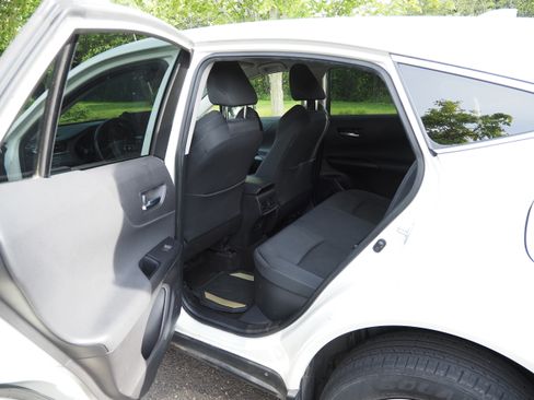 Used 2022 Toyota Venza LE AWD/4WD image 4