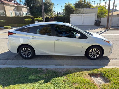 Used 2022 Toyota Prius XLE image 6