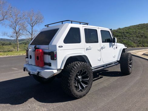 Used 2015 Jeep Wrangler Unlimited Sahara w/ Connectivity Group image 9