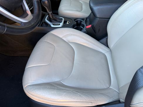 Used 2016 Jeep Cherokee Limited image 11