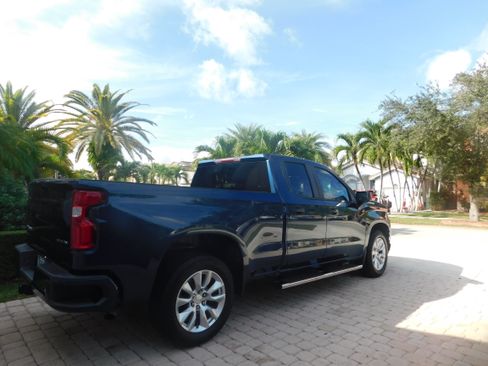 Used 2021 Chevrolet Silverado 1500 Custom image 1