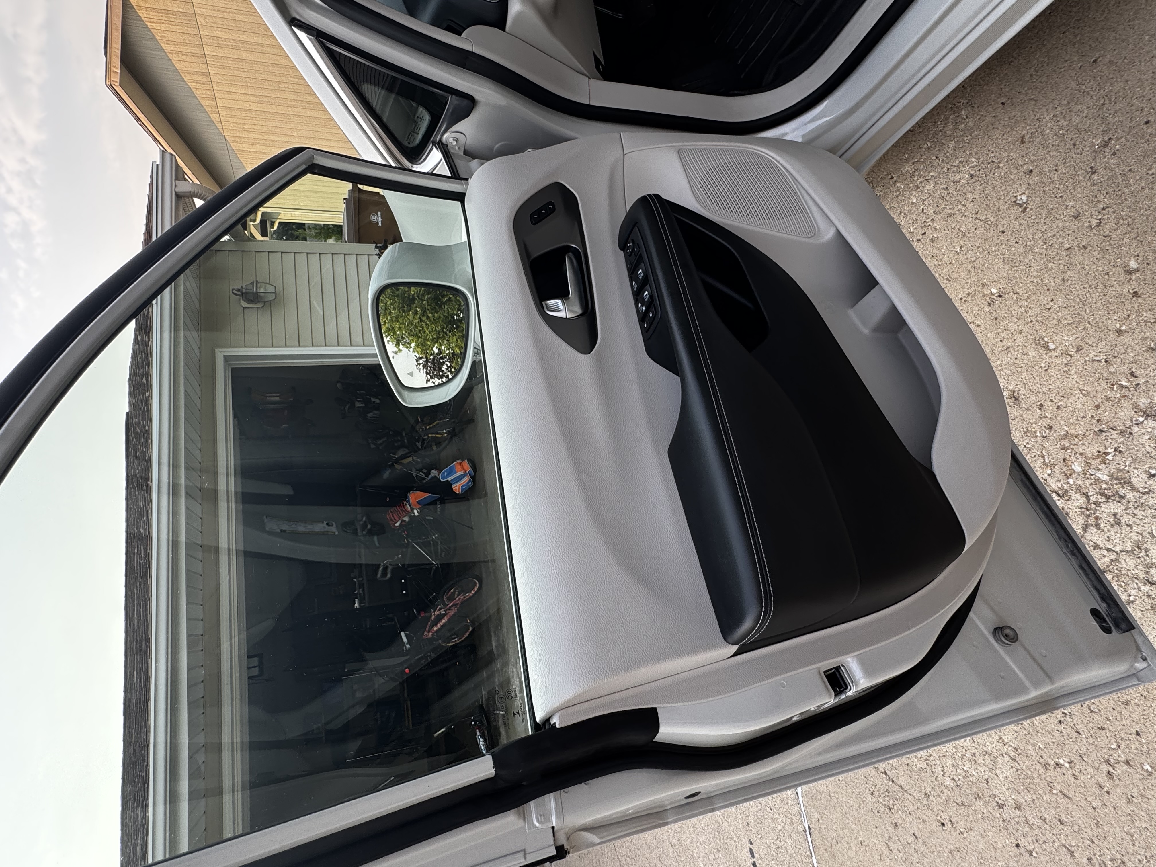 Used 2020 Chrysler Pacifica Touring-L Plus w/ Advanced Safetytec Group FWD image 9