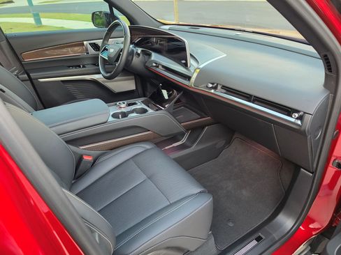 Used 2026 Cadillac Vistiq Sport AWD/4WD image 8