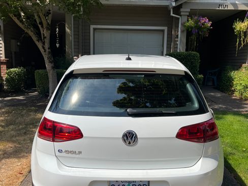 Used 2016 Volkswagen e-Golf SE w/ DC Fast Charging Package FWD image 8