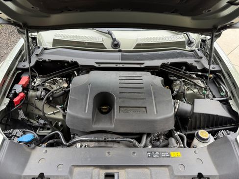 Used 2025 Land Rover Defender 130 X-Dynamic SE image 11