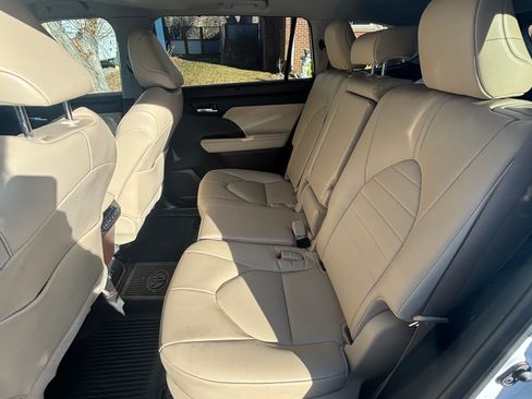Used 2022 Toyota Highlander XLE image 13