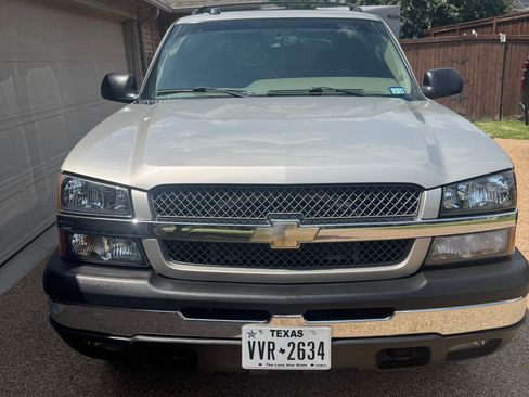 Used 2004 Chevrolet Avalanche Z66 w/ Sun And Sound Package RWD image 2