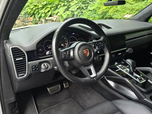Used 2021 Porsche Cayenne Turbo image 5