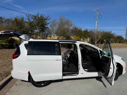 Used 2019 Chrysler Pacifica Limited w/ Advanced Safetytec Group image 9