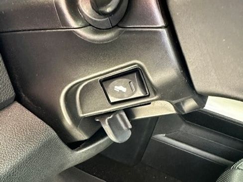 Used 2015 RAM 1500 Laramie w/ Convenience Group AWD/4WD image 13