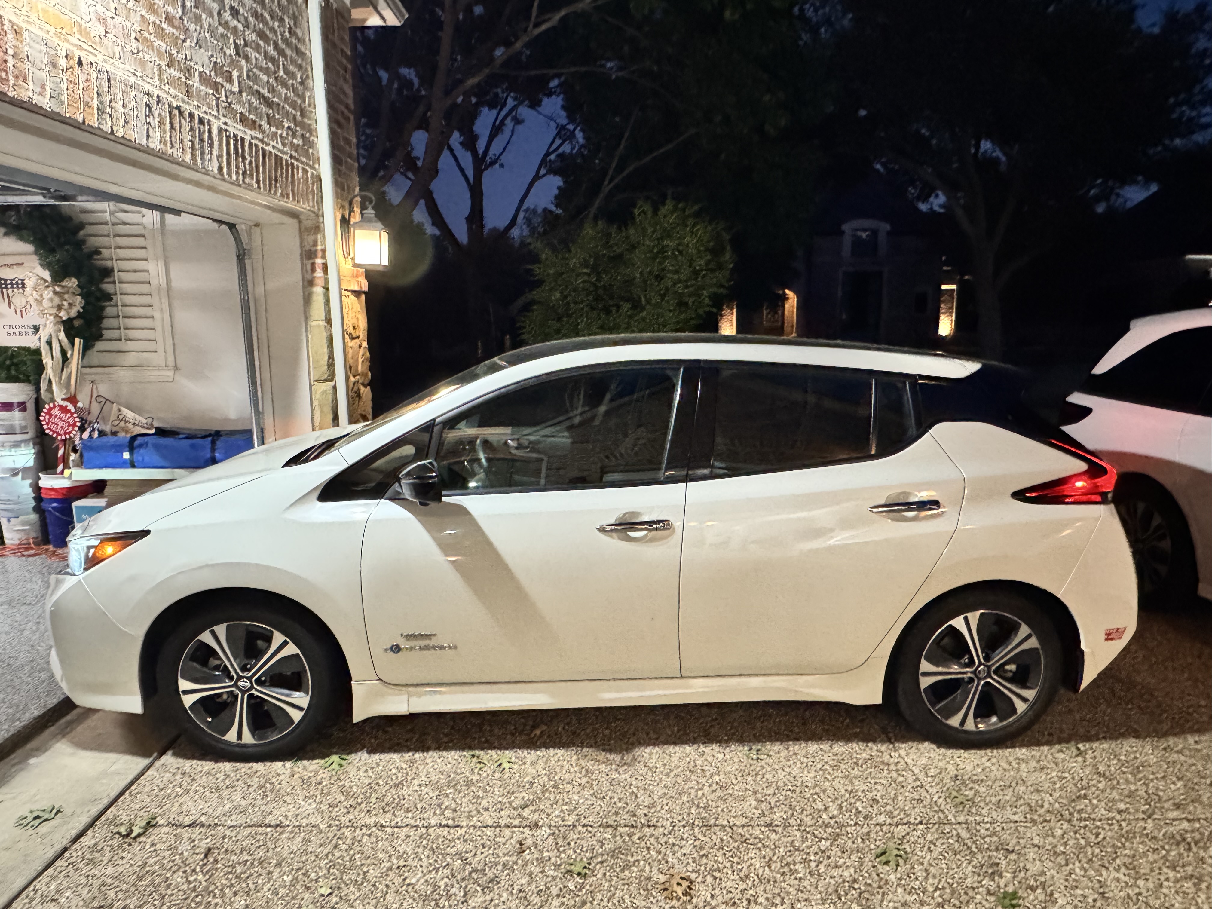 Used 2018 Nissan Leaf SL w/ SL Technology Package FWD image 5