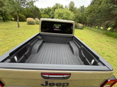 Used 2025 Jeep Gladiator Sport AWD/4WD image 11