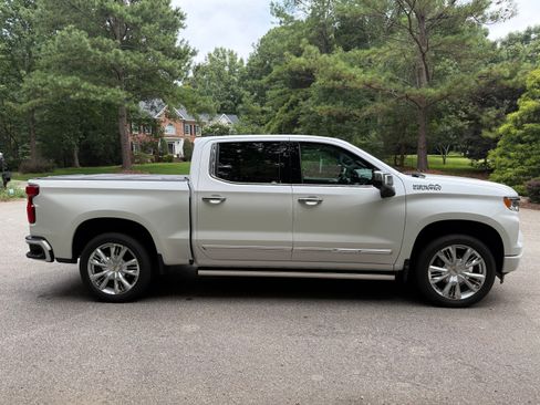 Used 2025 Chevrolet Silverado 1500 High Country w/ High Country Premium Package AWD/4WD image 8