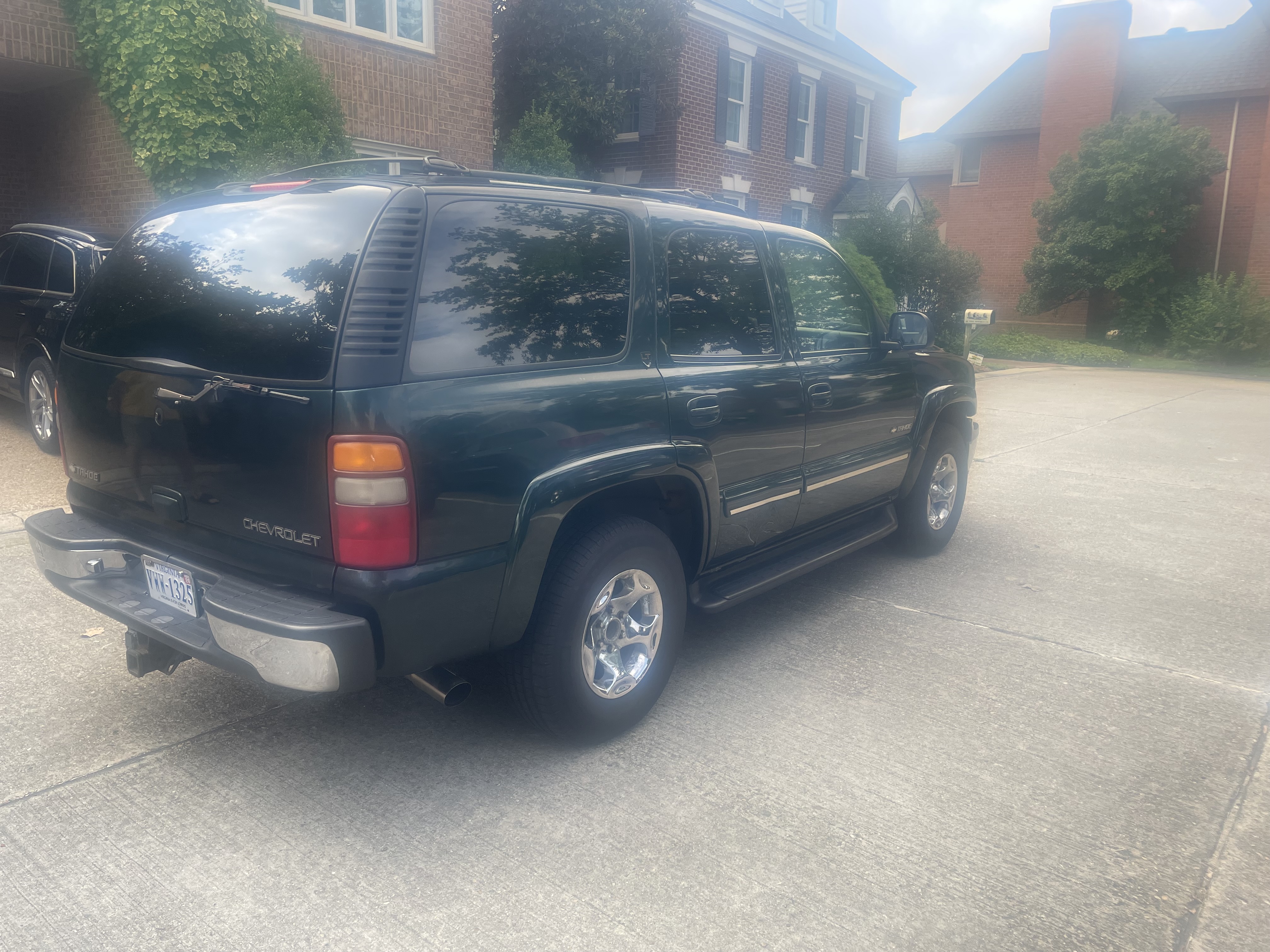 Used 2001 Chevrolet Tahoe LT w/ LT Preferred Equipment Group AWD/4WD image 2