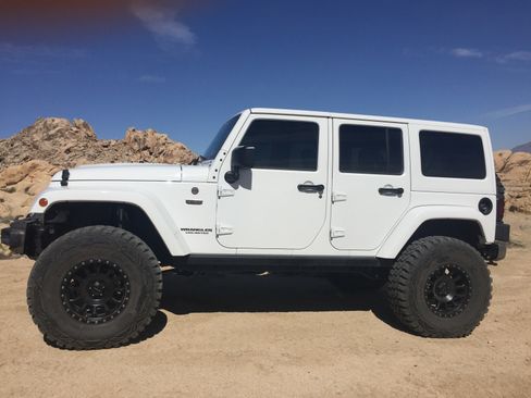Used 2017 Jeep Wrangler Unlimited Sahara image 2
